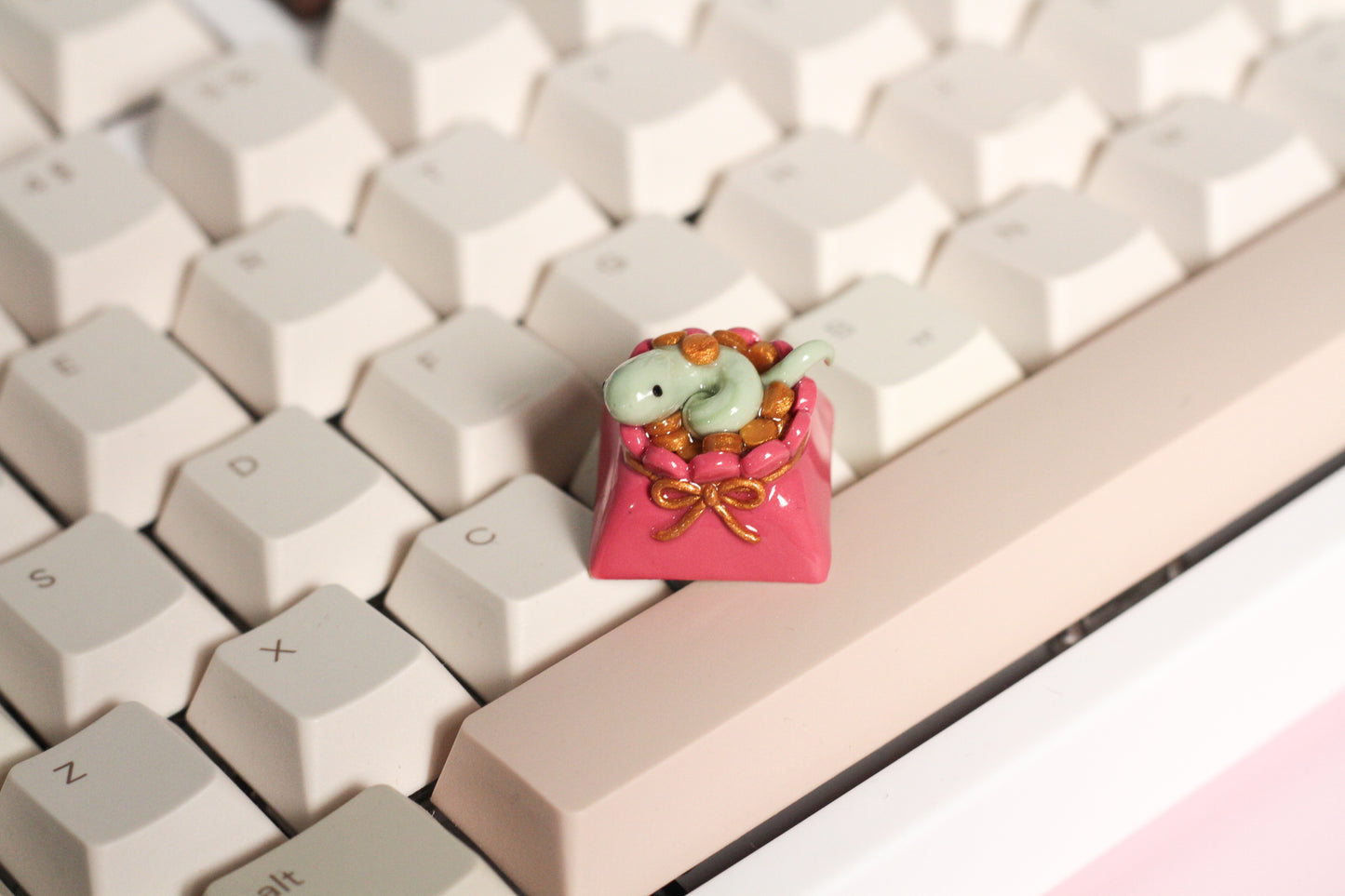 SNAKE IN RED POUCH KEYCAP