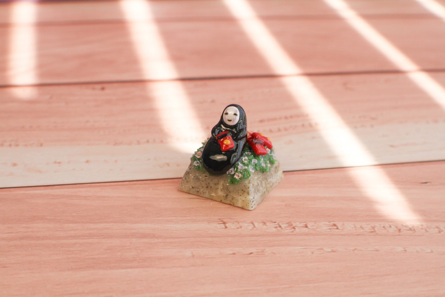 NO-FACE WITH MONEY PILE KEYCAP