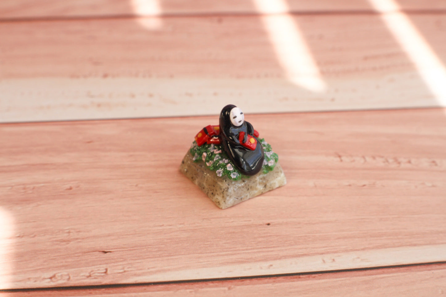NO-FACE WITH MONEY PILE KEYCAP